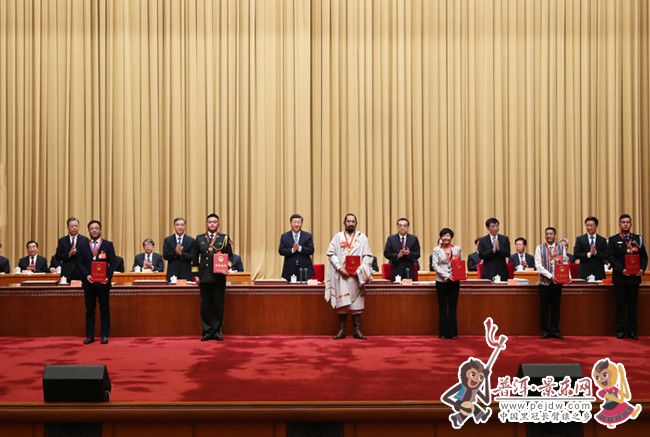 2019年9月27日，全国民族团结进步表彰大会在北京举行。这是习近平等向受表彰的模范集体和模范个人代表颁奖。新华社记者 丁林_副本.jpg