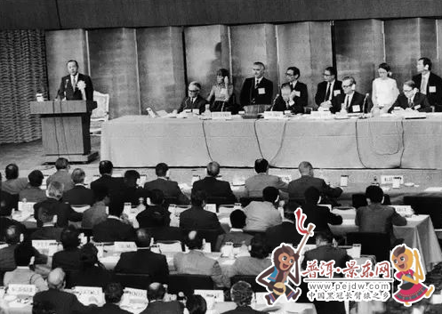1986年7月10日，中国正式提出关于恢复在世界贸易组织前身关税与贸易总协定（GATT）缔约方地位的申请。这是关贸总协定的成员在日本东京开会。.png