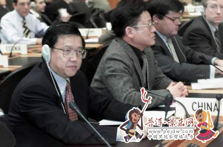 2001年12月19日，中国外经贸部首席谈判代表龙永图(左一)等6名中国政府代表首次以正式成员身份出席世贸会议。.png