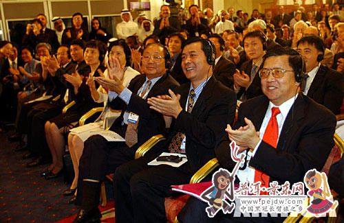 中国代表团副团长、外经贸部首席谈判代表龙永图（右一）及其他代表团成员在决定通过后鼓掌庆贺（2001年11月10日摄）.jpg